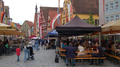Mit Pavillons hatten die Gastronomen für Wetterschutz gesorgt. Die Besucherinnen und Besucher nahmen gerne Platz.  (Foto: Markus Weinzierl)