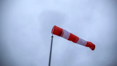Starke Böen werden in Westmittelfranken erwartet. (Symbolbild: Jens Büttner/dpa-Zentralbild/dpa)