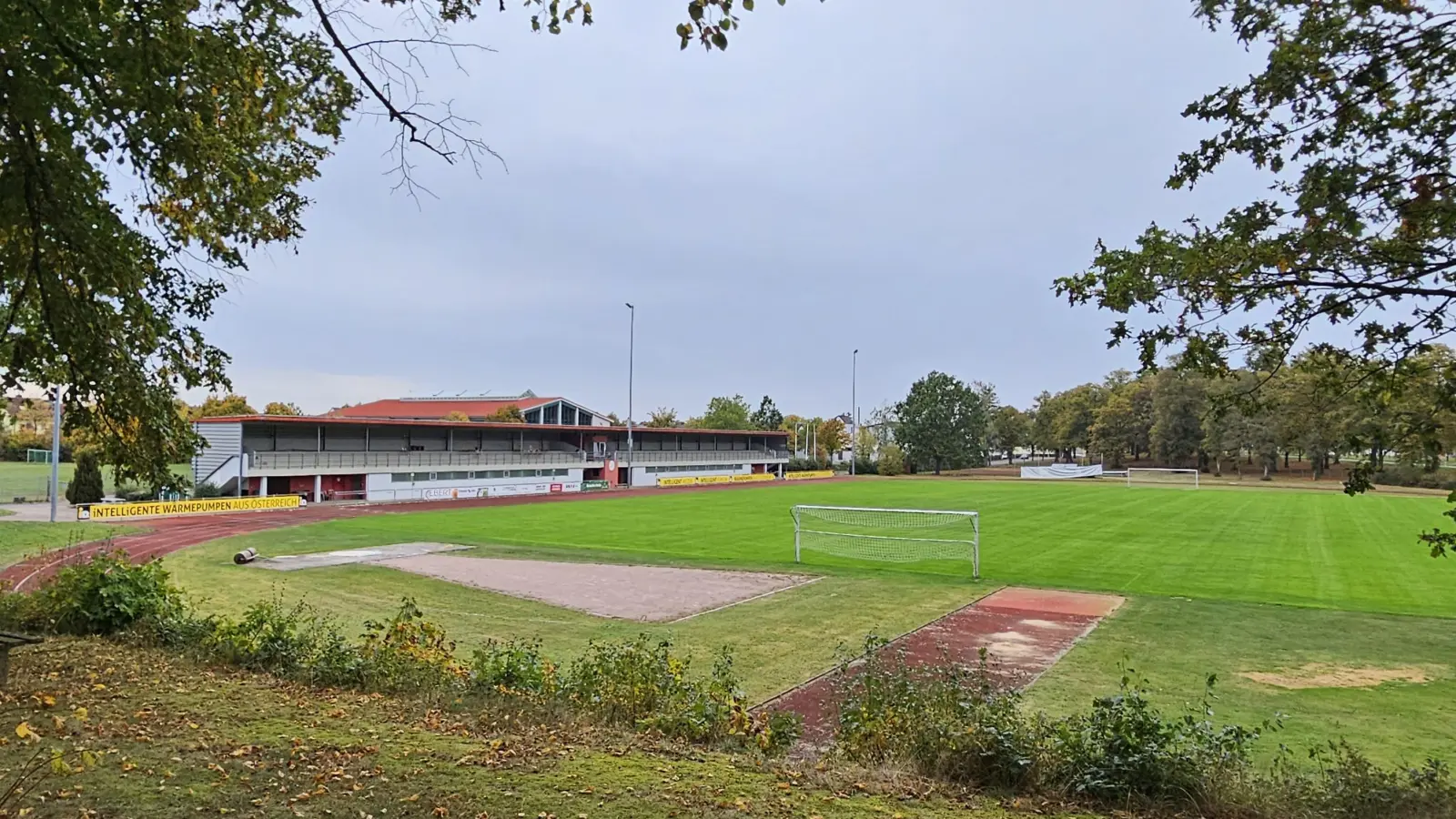 In die Jahre gekommen ist das Stadion in Leutershausen. Die Generalsanierung ist beschlossene Sache. Danach könnten auch wieder Bundesligaspiele der Weinberger Frauenmannschaft dort stattfinden. (Archiv-Foto: Wolfgang Grebenhof)