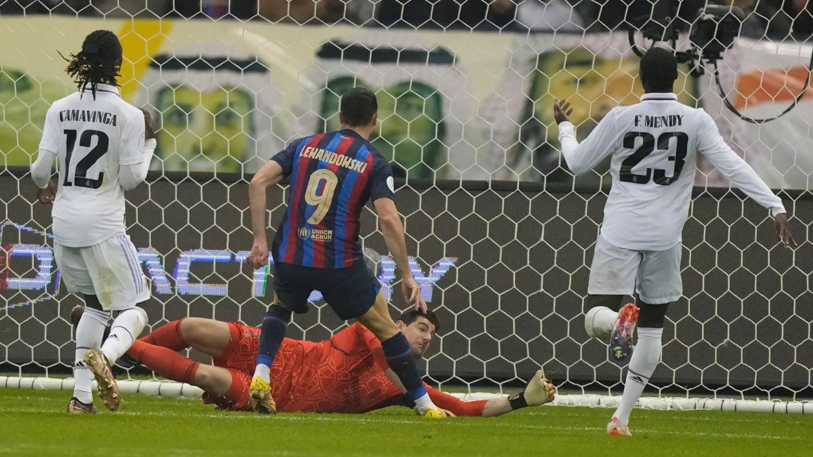 Barcelonas Robert Lewandowski erzielte einen Treffer gegen Real Madrid. (Foto: Hussein Malla/AP/dpa)