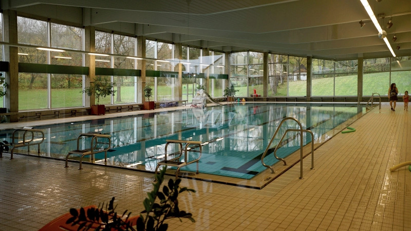 Das Hallenbad Wilhermsdorf - alt, aber immer noch voll in Betrieb. Mittelfristig soll es allerdings einem neuen Bad in Langenzenn weichen, doch dessen Förderung steht noch in den Sternen<br> (Foto: Heinz Wraneschitz bildtext.de)