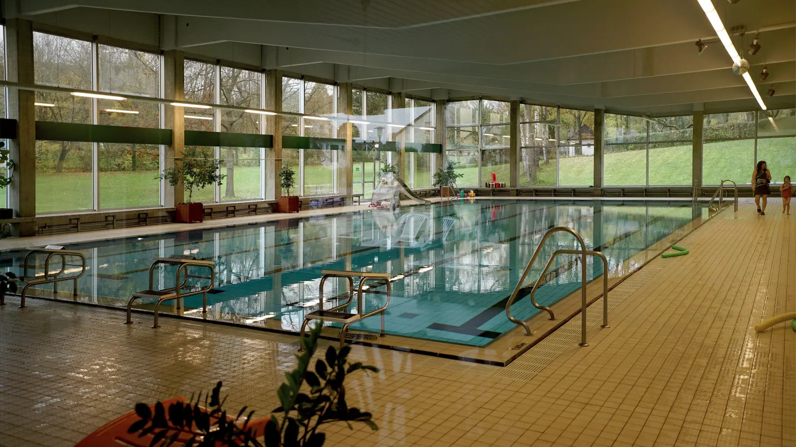 Das Hallenbad Wilhermsdorf – alt, aber immer noch voll in Betrieb. Ab September wird es auch von den Langenzennern genutzt. (Foto: Heinz Wraneschitz)