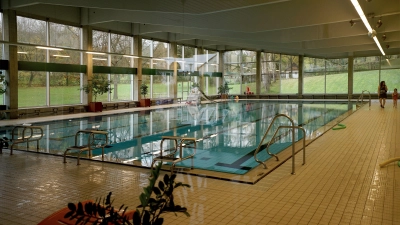 Das Hallenbad Wilhermsdorf – alt, aber immer noch voll in Betrieb. Ob es für eine Sanierung allerdings Geld aus der Sportmilliarde des Bundes gibt, ist weiter unklar. (Archivbild: Heinz Wraneschitz)