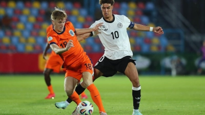 Noah Darvich (r) will beim VfB Stuttgart den Durchbruch im Profifußball schaffen.  (Foto: Stefan Constantin/dpa)