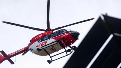 Der 53-Jährige fällt durch das Treppengeländer in das Erdgeschoss. (Symbolbild) (Foto: Stefan Sauer/dpa)