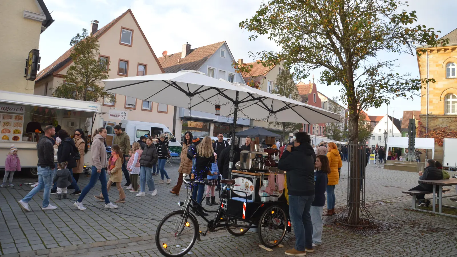 Buntes Markttreiben in Wassertrüdingen. (Foto: Peter Tippl)
