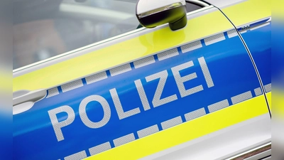 Nach dem Vorfall in der Würzburger Straße in Aschaffenburg sicherten Einsatzkräfte der Polizei Spuren am Tatort. (Symbolbild) (Foto: Hauke-Christian Dittrich/dpa)