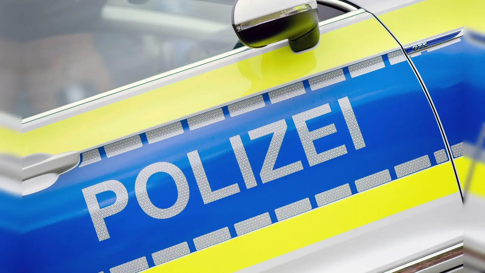 Nach dem Vorfall in der Würzburger Straße in Aschaffenburg sicherten Einsatzkräfte der Polizei Spuren am Tatort. (Symbolbild) (Foto: Hauke-Christian Dittrich/dpa)