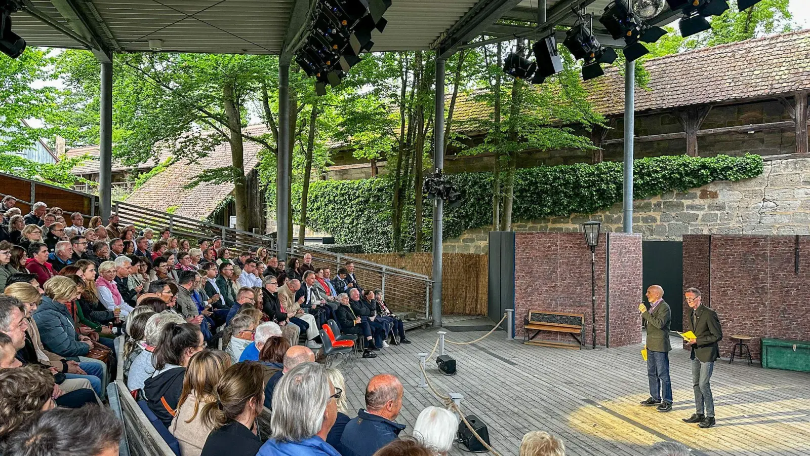 Zum letzten Mal gemeinsam vor einer Premiere: OB Dr. Christoph Hammer (auf der Bühne rechts) und Intendant Peter Cahn (links). (Foto: Martina Haas)