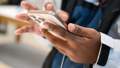 Eine Reise durch ganz Europa zurück zu seinem Eigentümer unternimmt nun ein iPhone dank eines Bürgers und der Polizei aus Ansbach. (Symbolbild: Katharina Kausche/dpa/dpa-tmn)