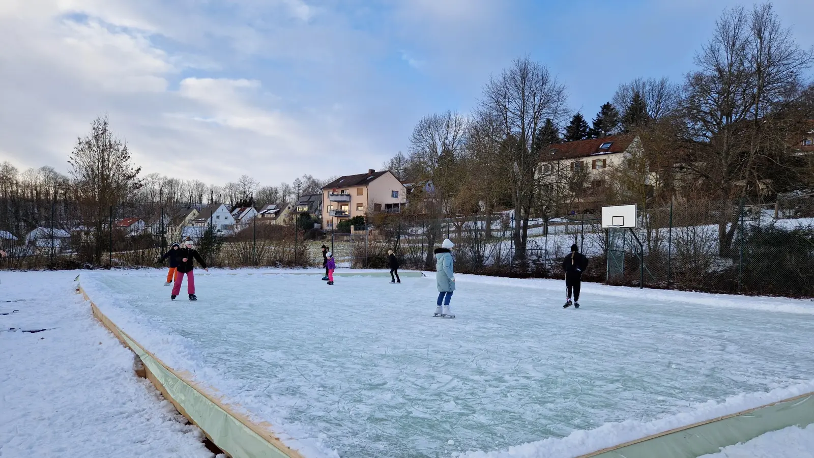Ein Fünftklässler hatte sich eine Eislauffläche in Sachsen bei Ansbach gewünscht und die Gemeinde schuf sie auf dem Hartplatz hinter der Schule.  (Foto: Andrea Walke)