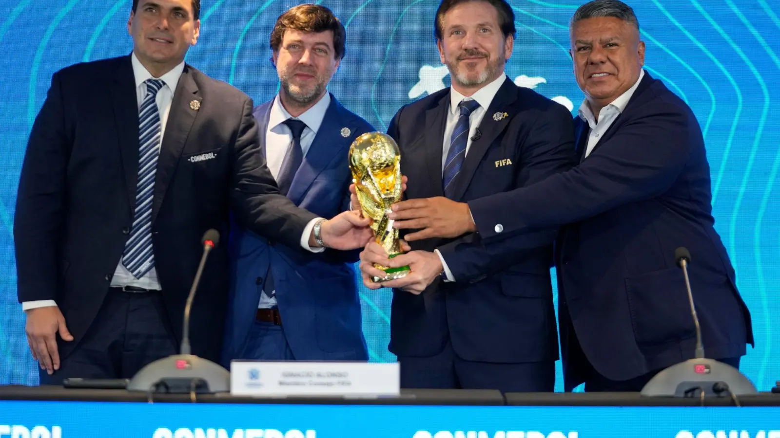 Vertreter aus Südamerika feiern die WM-Bekanntgabe 2030. (Foto: Jorge Saenz/AP/dpa)