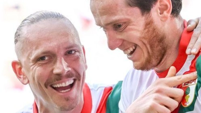 Matchwinner per Doppelpack: Augsburg-Stürmer Michael Gregoritsch (Mitte). (Foto: Harry Langer/dpa)