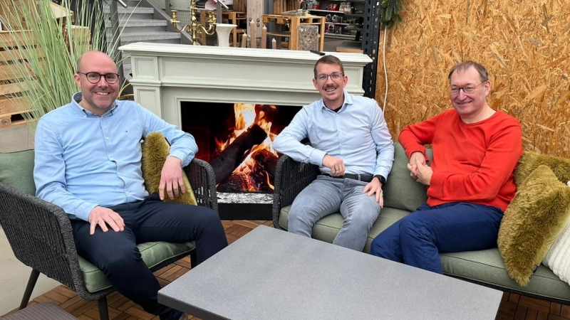 Probesitzen für das Kamingespräch: BGU-Geschäftsführer Daniel Stiegler zusammen mit Sören Ströhlein vom Bund der Selbstständigen sowie Moderator Mathias Neigenfind (von links). (Foto: Ina Zobel)