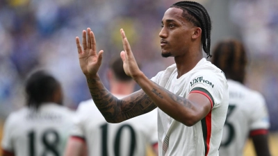 Kein Jubel: Der bei Fluminense ausgebildete Angreifer João Pedro hebt nach seinem Tor für Chelsea entschuldigend die Hände.  (Foto: Sven Hoppe/dpa)