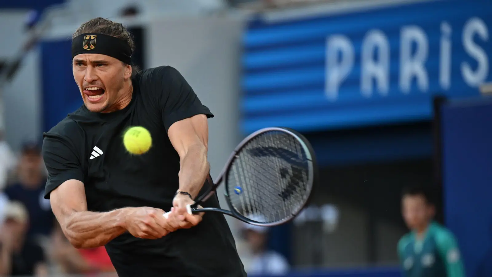 Alexander Zverev tritt bei den Sommerspielen in Paris mit den Erinnerungen an seine Goldmedaille von Tokio an. (Foto: Marijan Murat/dpa)