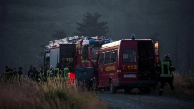 1.000 Einsatzkräfte kämpfen mit Flammen, Rauch, Staub und Hitze. (Foto: Daniel Vogl/dpa)