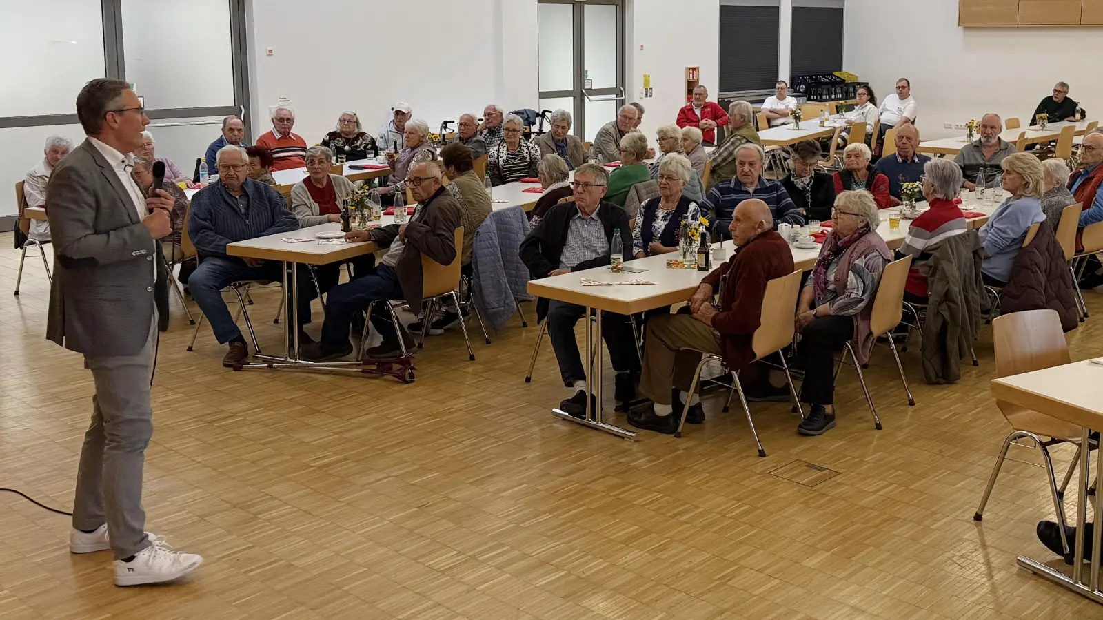 Markus Pfeiffer vom Vorstand der VR-Bank im südlichen Franken referierte beim Herbstfest. (Foto: Yvonne Neckermann)