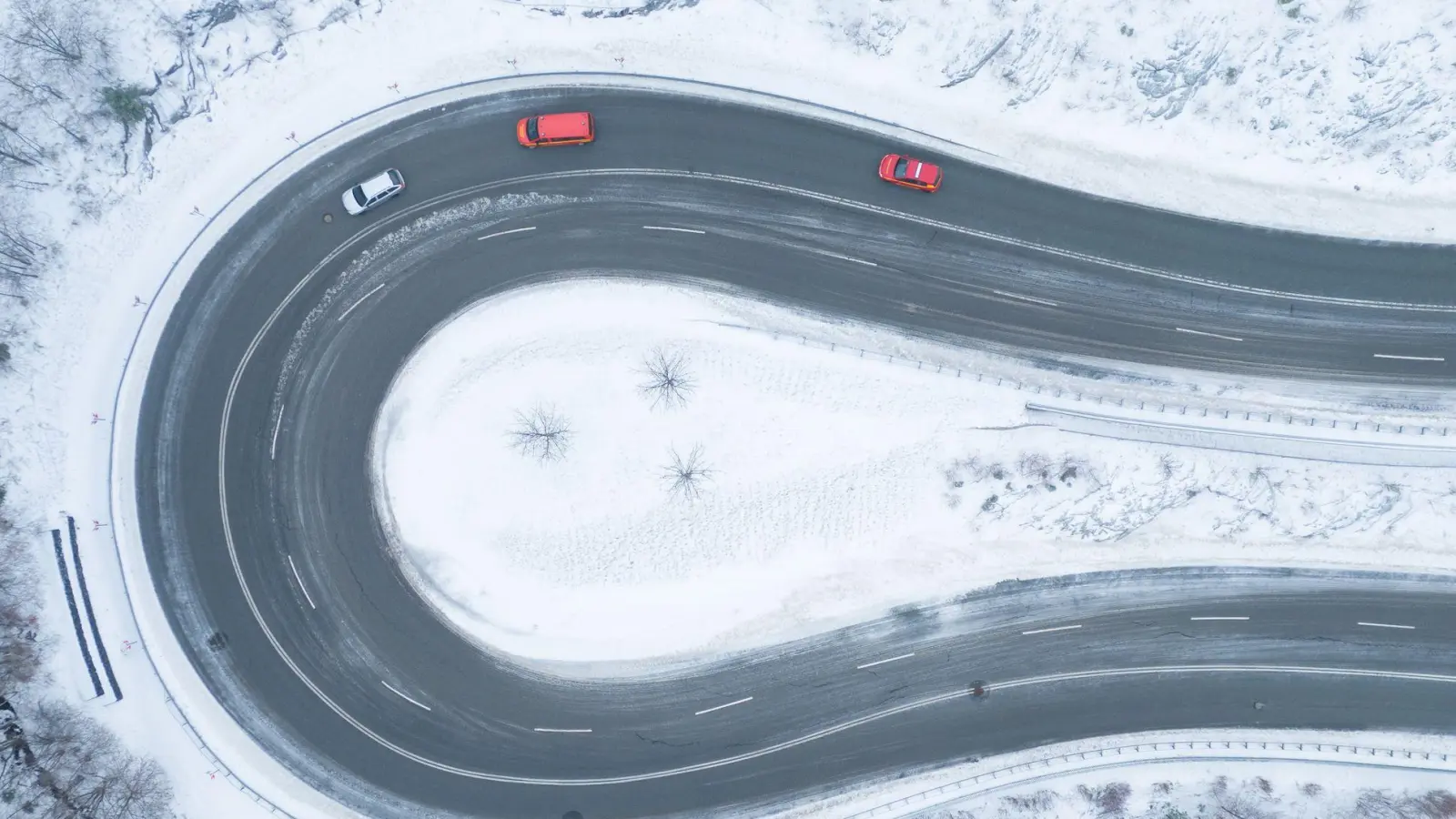 Gerät das Auto bei Glätte in einer Kurve ins Schlingern, hilft es manchmal mehrmals kurz und kräftig zu bremsen. (Foto: Sebastian Kahnert/dpa/dpa-tmn)