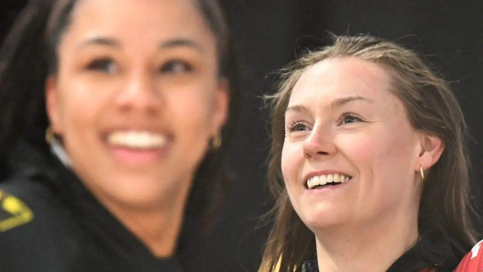 Laura Nolte (Pilotin, r) und Anschieberin Deborah Levi stehen vor ihrem zweiten Olympiasieg im Zweierbob.  (Foto: Robert Michael/dpa)