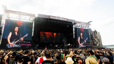 Noch einmal Abfeiern, bevor Summer Breeze 2025 dann Geschichte ist: Fans beim Auftritt der Band Beast In Black auf der Main Stage. (Foto: Evi Lemberger)