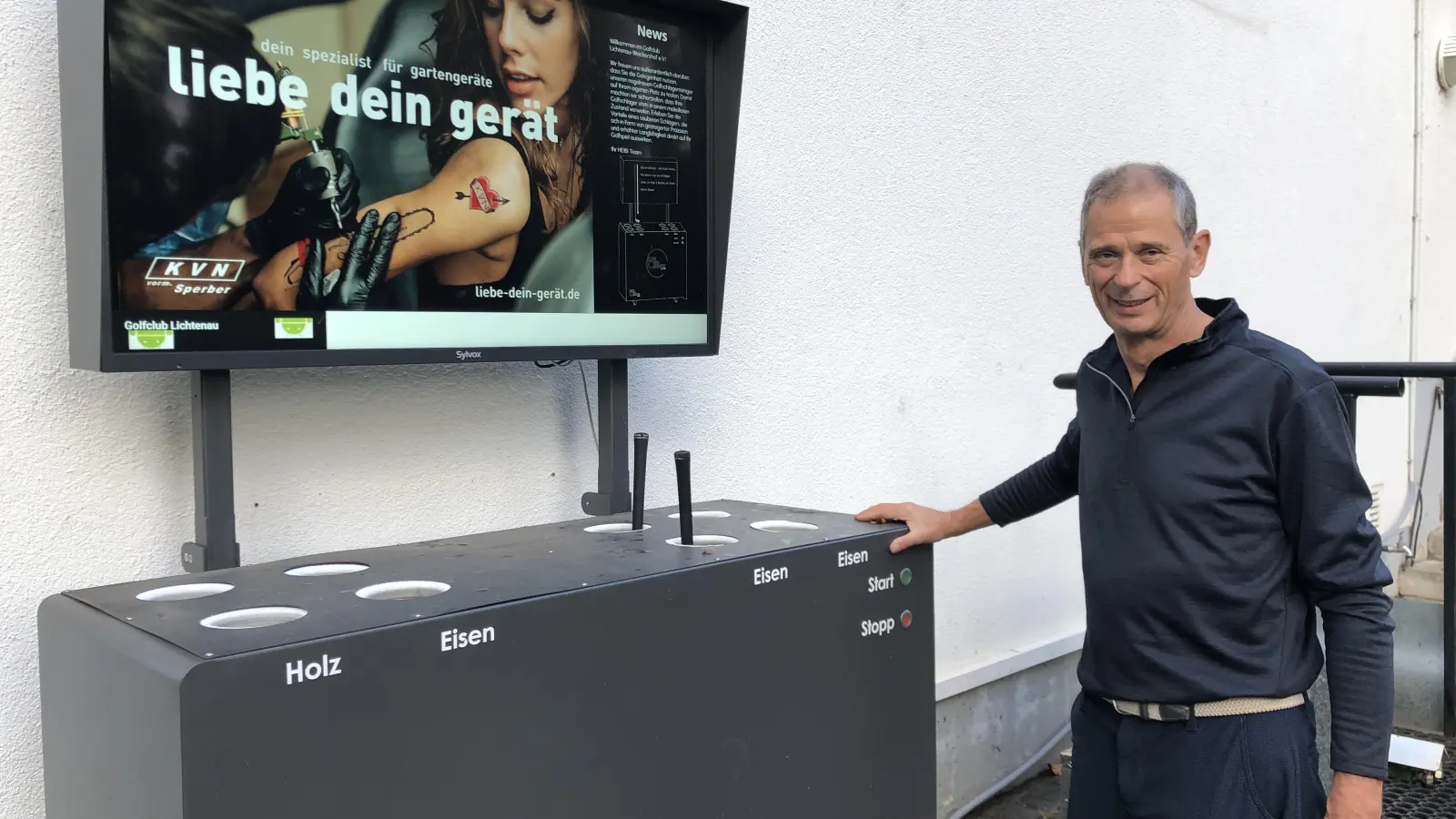 Robert Schülein vor seiner Reinigungsmaschine, auf die er ein Patent angemeldet hat und die sich im Praxistest im Golfclub Lichtenau tagtäglich bewährt. (Foto: Florian Pöhlmann)