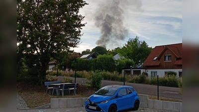 Die Rauchwolke des Lastwagenbrandes ist weithin zu sehen, hier von Herrieden aus. (Symbolbild: Angelika Rammler)