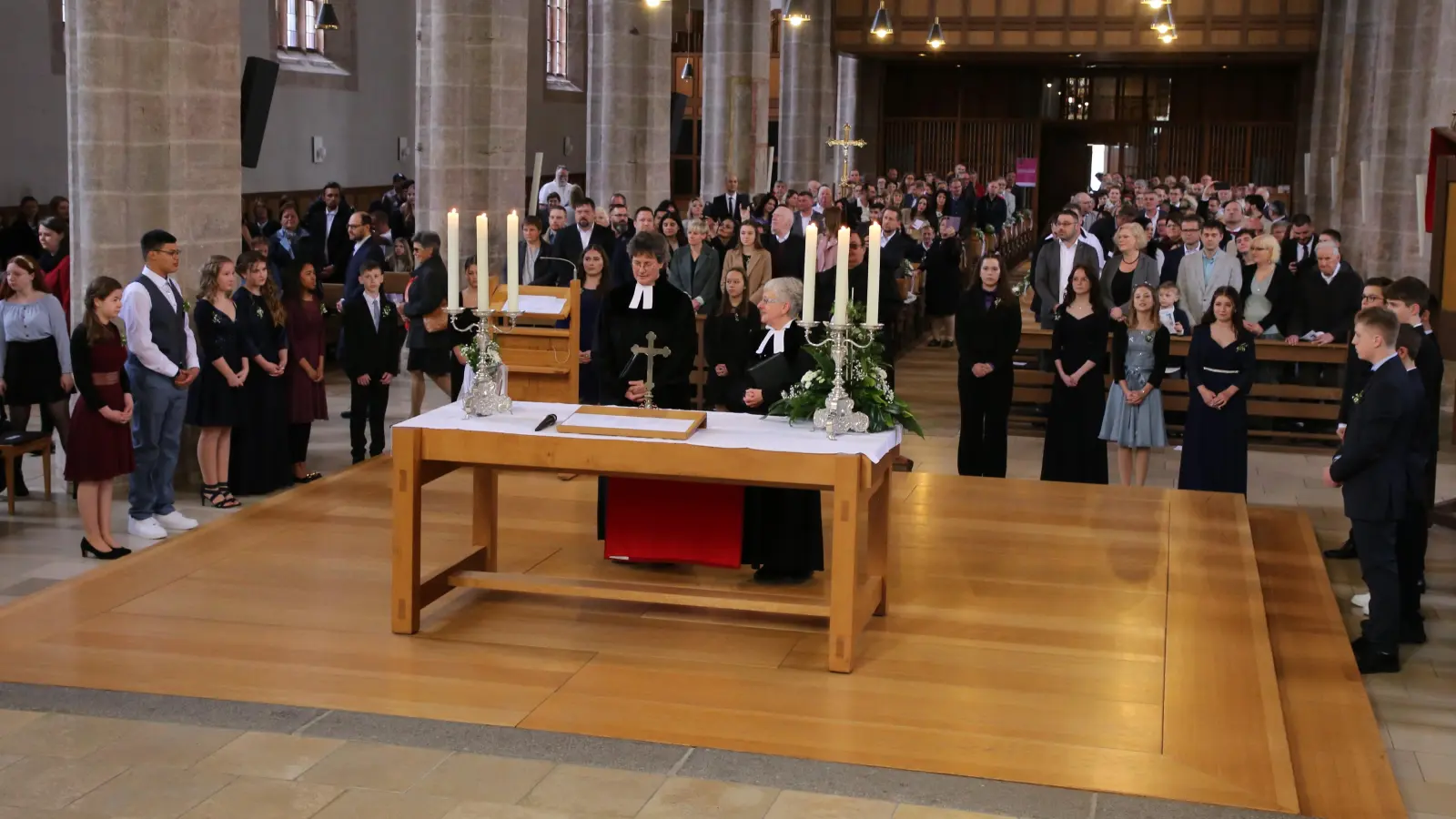 In der Kirchengemeinde St. Johannis wurde Konfirmation gefeiert. Der Gottesdienst wurde von den beiden Pfarrerinnen Andrea Möller und Elisabeth Küfeldt gestaltet. (Foto: Alexander Biernoth)