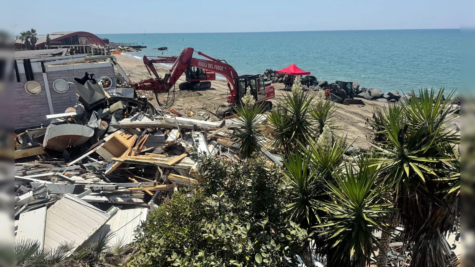 Abrissbagger statt Strandbesucher: In Ostia wird abgerissen.  (Foto: Christoph Sator/dpa)