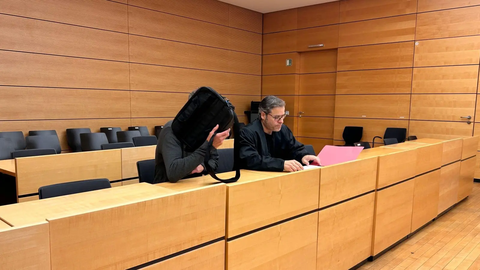 Bei praller Sonne soll ein Vater sein Baby in einem verschlossenen Auto zurückgelassen haben. (Archivbild) (Foto: Angelika Resenhoeft/dpa)