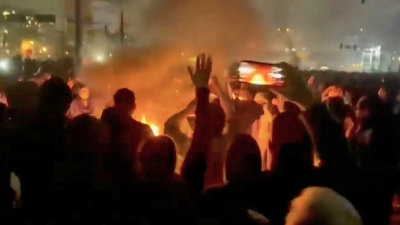 Bei den Massenprotesten im Iran ist die Zahl der Toten Aktivisten zufolge auf knapp 650 gestiegen. (Archivbild) (Foto: Uncredited/VALIDATED UGC/AP/dpa)