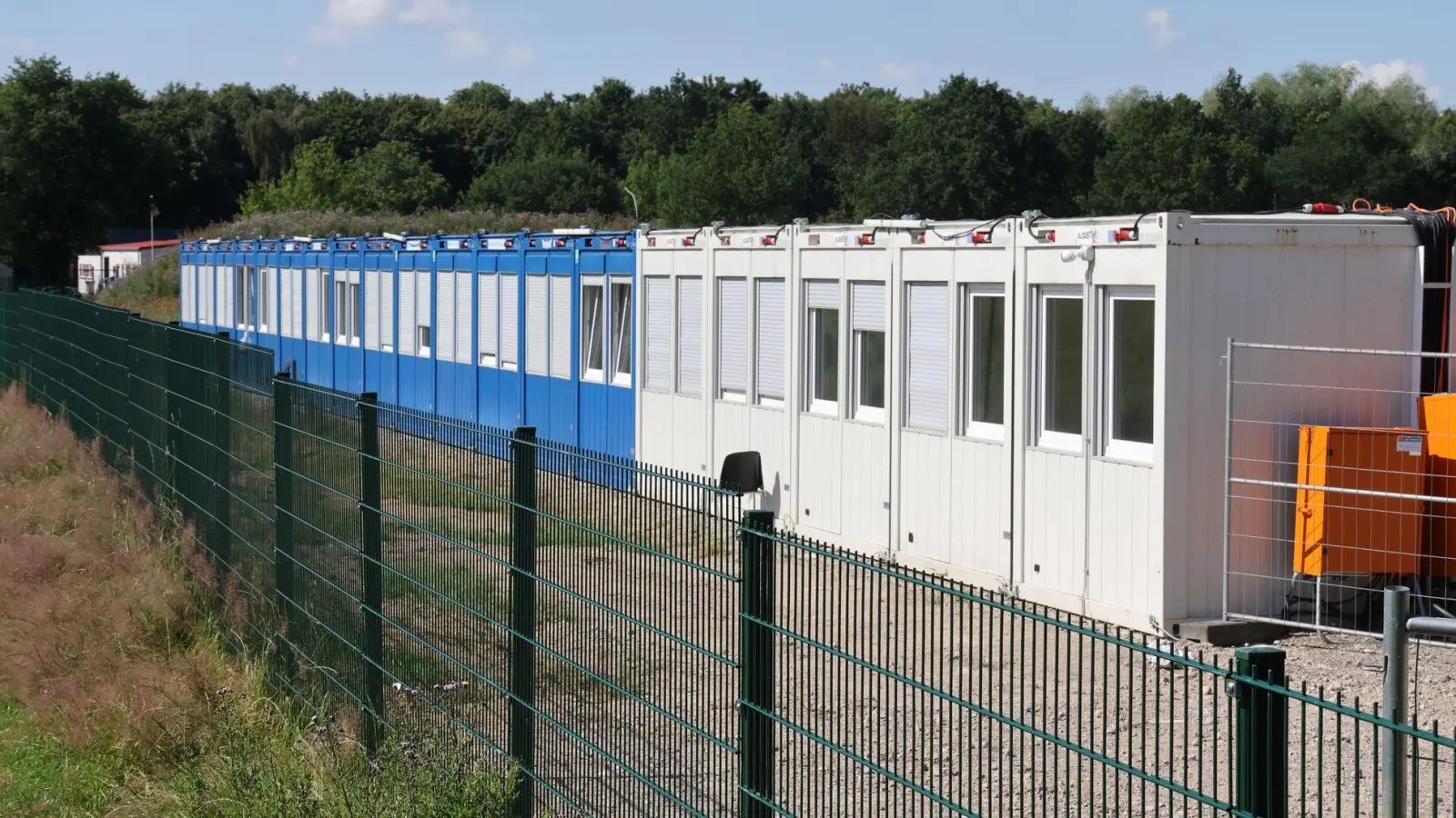 Einige Kommunen nutzen Container nur als Notfallmaßnahme zur Unterbringung von Asylbewerbern, andere auch länger. (Archivbild) (Foto: Bernd Wüstneck/dpa)