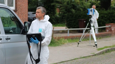 Spezialisten des LKA Niedersachsen sind am Tatort eingetroffen. (Foto: Kai Moorschlatt/dpa)