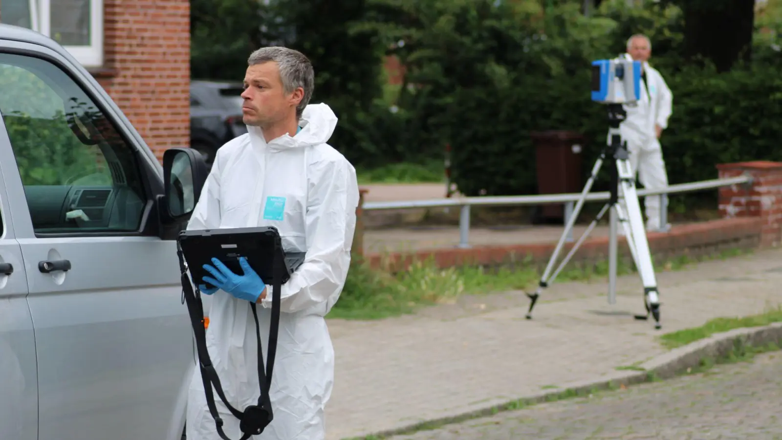 Spezialisten des LKA Niedersachsen sind am Tatort eingetroffen. (Foto: Kai Moorschlatt/dpa)