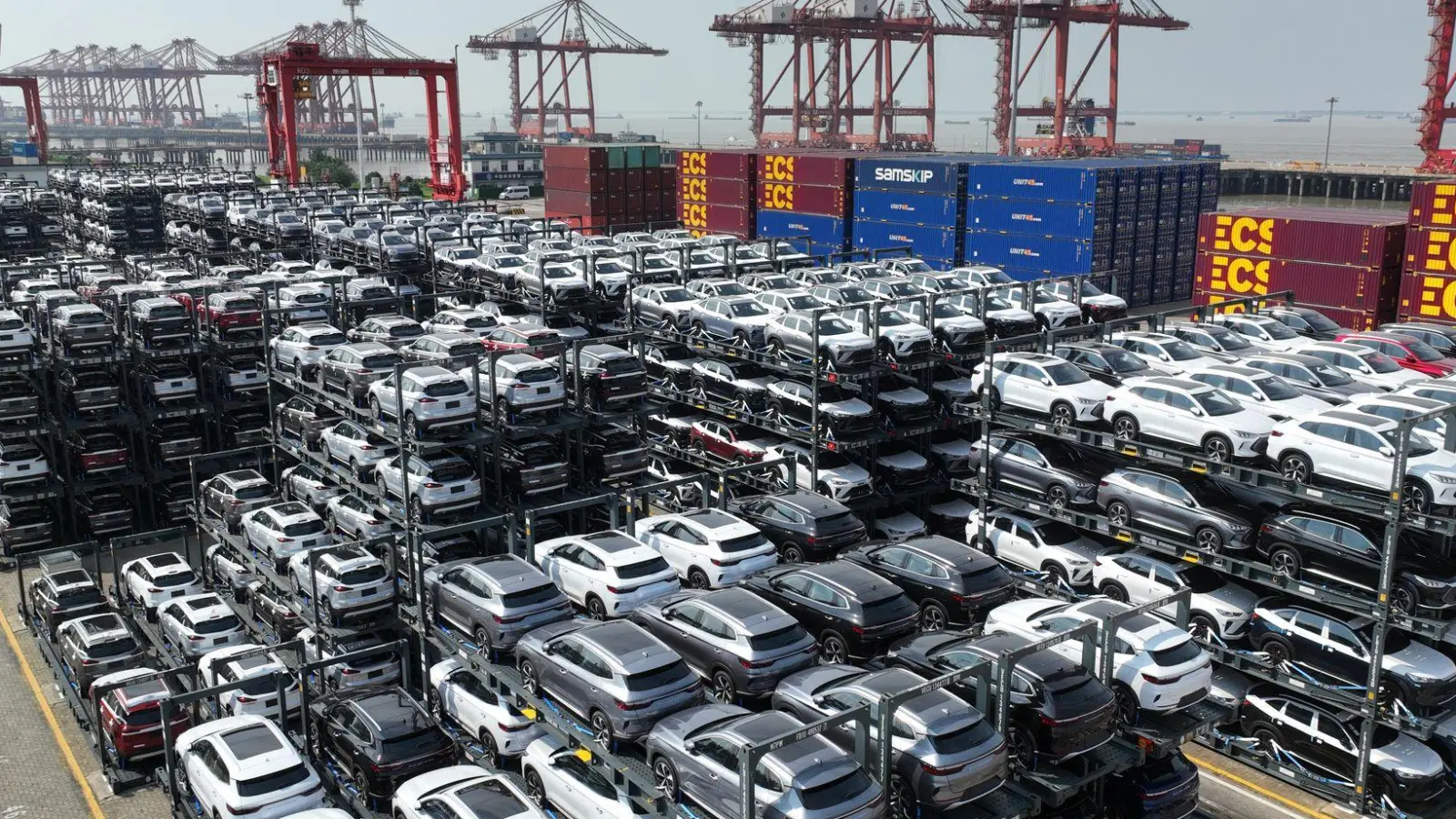 Vor allem in China haben die Autobauer mit Rückgängen zu kämpfen. (Archivbild) (Foto: XinHua/dpa)
