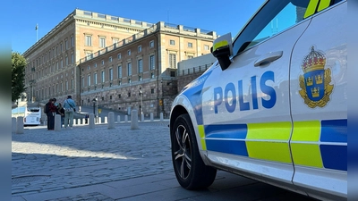 Ein Polizeiauto steht im Herzen von Stockholm vor dem Königsschloss. Nicht weit von dem Schloss entfernt befindet sich auch der Park Kungsträdgården. (Illustration) (Foto: Steffen Trumpf/dpa)
