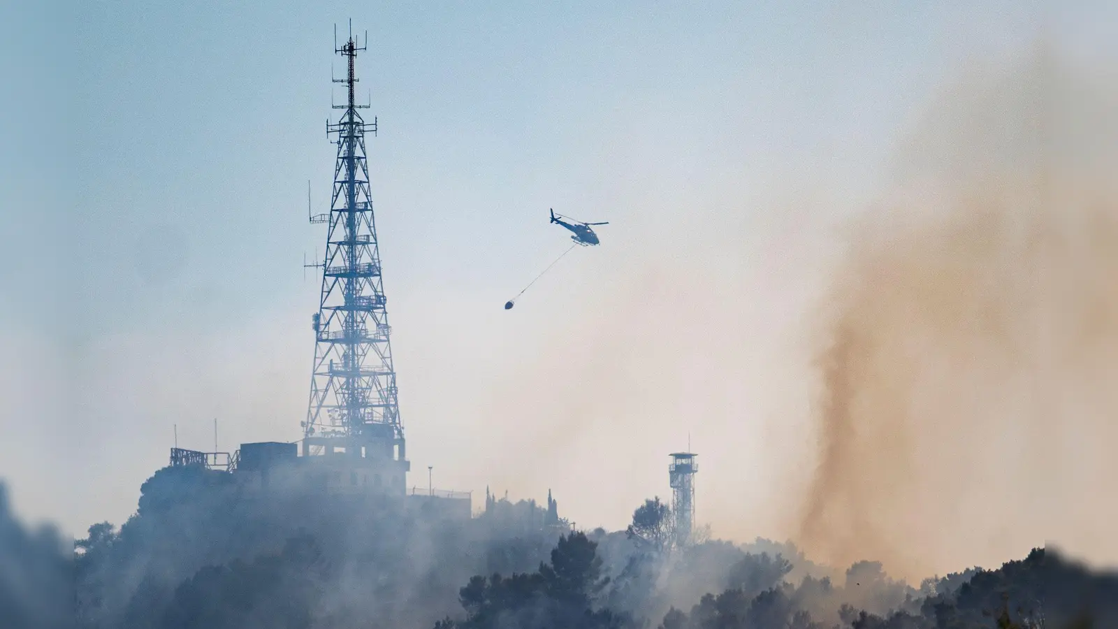 Ein Löschhubschrauber bekämpfte vor eineinhalb Wochen einen Waldbrand ebenfalls in der Serra de Collserola am nördlichen Stadtrand von Barcelona. Dort brennt es jetzt erneut. (Archivbild) (Foto: Lorena Sopêna/EUROPA PRESS/dpa)