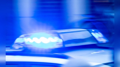 An einer Münchner Tramhaltestelle bricht eine Bodenplatte im Wartebereich ein und sorgt für einen Einsatz von Polizei und Rettungskräften. (Symbolbild) (Foto: Jens Büttner/dpa)