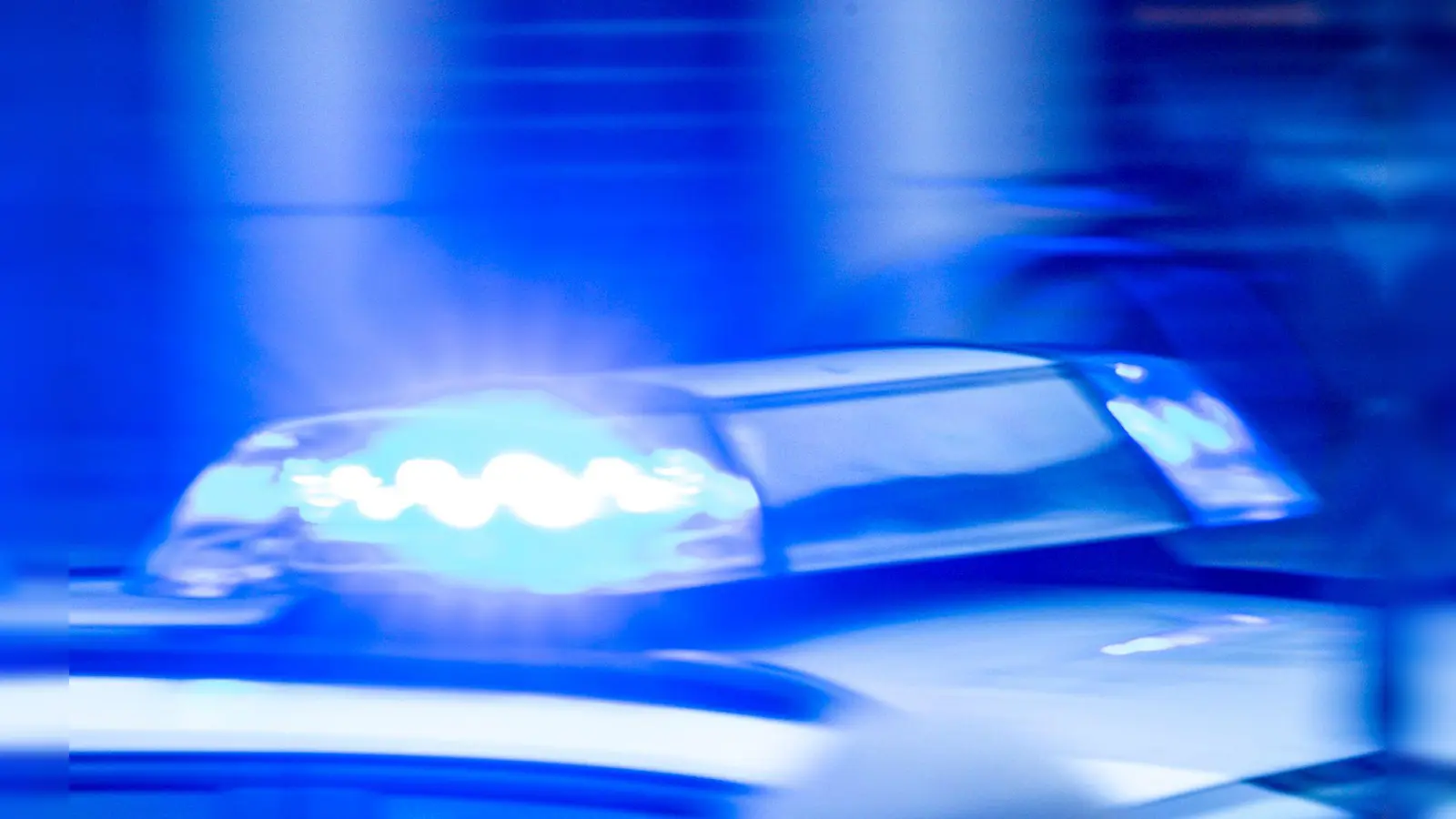 An einer Münchner Tramhaltestelle bricht eine Bodenplatte im Wartebereich ein und sorgt für einen Einsatz von Polizei und Rettungskräften. (Symbolbild) (Foto: Jens Büttner/dpa)