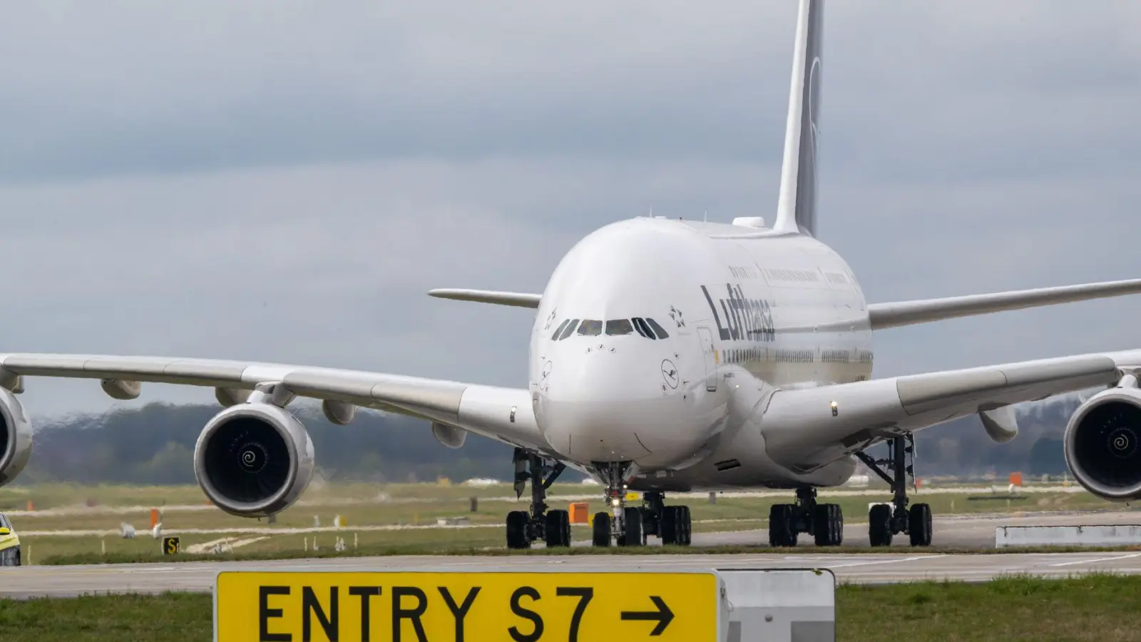 Das weltgrößte Passgierflugzeug Airbus A 380 am Münchner Flughafen. Der zweitgrößte deutsche Airport hat im ersten Halbjahr Einbußen hinnehmen müssen. (Archivbild) (Foto: Peter Kneffel/dpa)