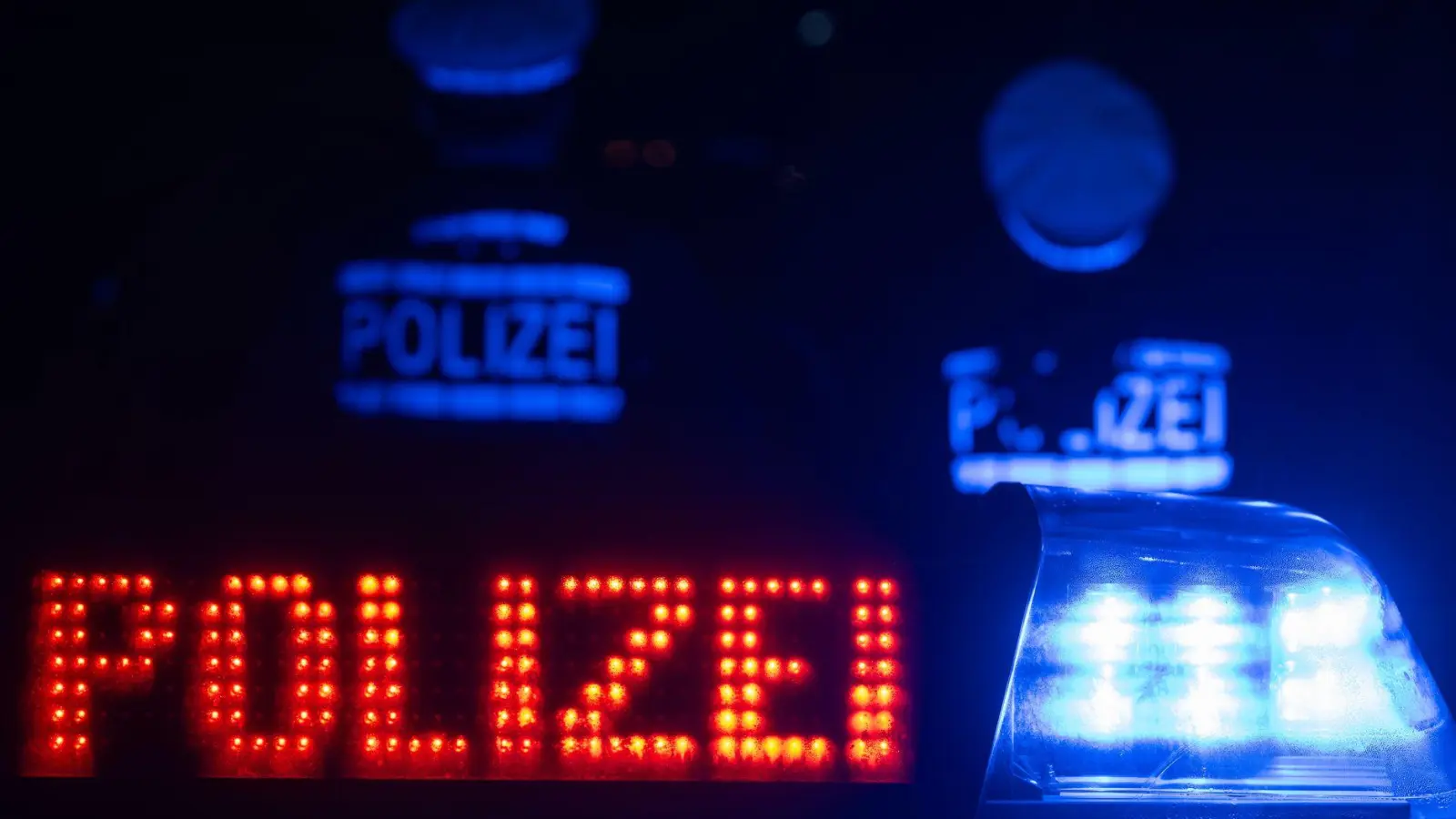 Polizeieinsatz: Ein 46-jähriger Motorradfahrer ist im Landkreis Aschaffenburg mit einem Lkw kollidiert. (Symbolbild). (Foto: Marijan Murat/dpa)