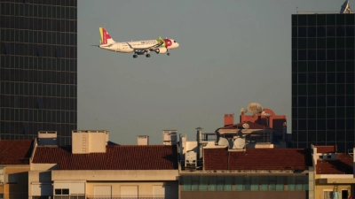 Die Lufthansa ist dem Einstieg bei der portugiesischen Airline Tap einen wichtigen Schritt näher gekommen.  (Foto: Armando Franca/AP/dpa)