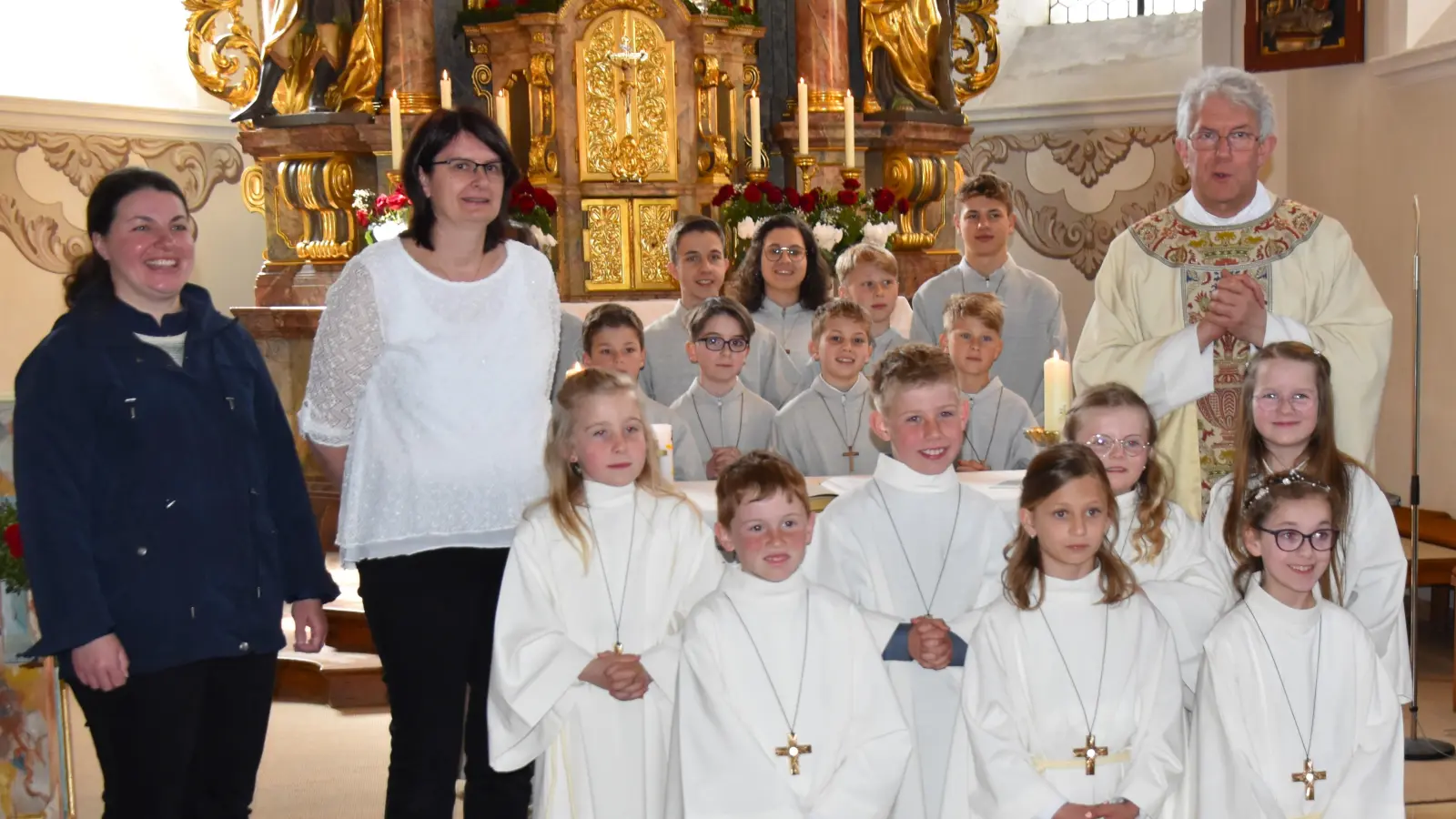 Die Elbersrother Erstkommunikanten mit Pfarrer Peter Hauf (rechts) sowie Religionslehrerin Katja Seitz und Gemeindereferentin Manuela Ludwig (von links). Im Hintergrund die Ministranten. (Foto: Werner Wenk)