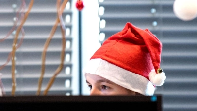 Ist das Weihnachtsgeld erstmal auf dem Konto, wird die Stimmung im Büro gleich viel festlicher.  (Foto: Zacharie Scheurer/dpa-tmn)