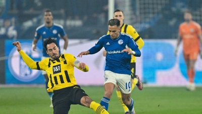 Im März 2023 gab es das bislang letzte Revierderby zwischen Schalke und Dortmund. (Archivbild)  (Foto: David Inderlied/dpa)