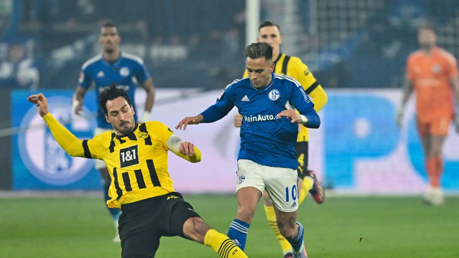 Im März 2023 gab es das bislang letzte Revierderby zwischen Schalke und Dortmund. (Archivbild)  (Foto: David Inderlied/dpa)