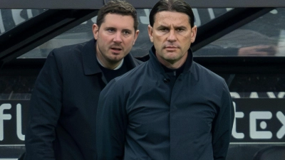 Der neue Scouting-Chef des FC Bayern kommt aus Gladbach: Nils Schmadtke (l), hier mit VfL-Trainer Gerardo Seoane. (Foto: David Inderlied/dpa)