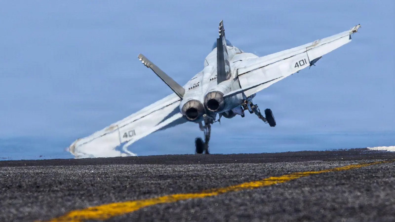 Das US-Militär hatte in der Nacht zu Donnerstag iranischen Angaben zufolge einen Bereich des Flughafens in der Hafenstadt Bandar Abbas attackiert.  (Foto: Uncredited/US Central Command/dpa)