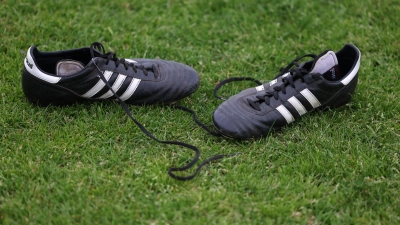 Nach einem Fußballspiel im Kreis Regensburg kam es zwischen einigen Spielern zu einer Auseinandersetzung. (Symbolbild) (Foto: Friso Gentsch/dpa)