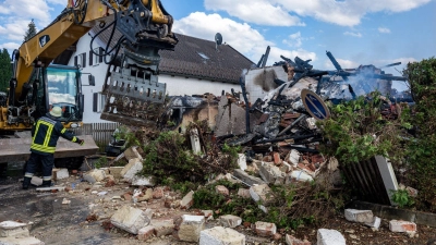 Von dem Haus sind nur noch Trümmer übrig.  (Foto: Armin Weigel/dpa)